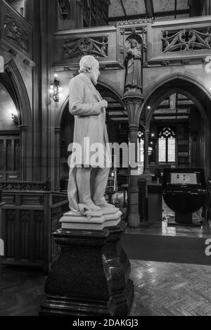 Ein monochromes Bild der Statue von John Rylands, John Rylands Library, Manchester Stockfoto