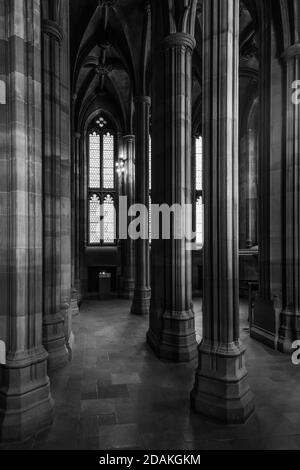 Ein monochromes Bild von Säulen in der John Rylands Library, Manchester Stockfoto