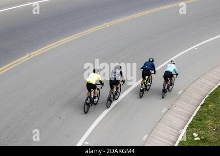 LA CALERA KOLUMBIEN - OKTOBER, 2020: Gruppe von Amateurradfahrern auf der Straße zwischen Bogota und La Calera auf den Bergen in Kolumbien Stockfoto