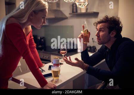 Wütend kaukasische Frau streiten mit ihrem betrunkenen Mann Stockfoto