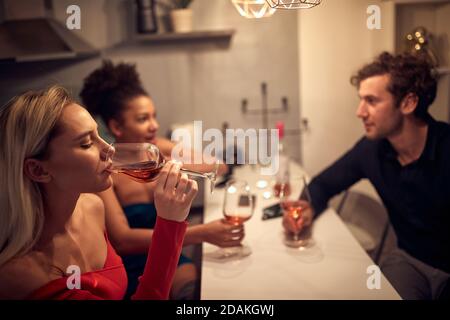 Eine Gruppe von Freunden, die zu Hause ein Weihnachtsfest feiern Stockfoto