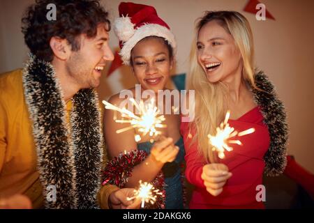 Gruppe von Freunden halten funkelt auf einer Neujahrsparty Zu Hause Stockfoto