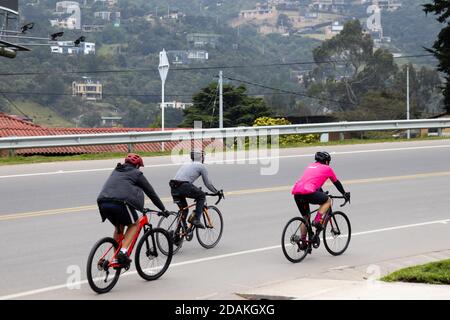 LA CALERA KOLUMBIEN - OKTOBER, 2020: Gruppe von Amateurradfahrern auf der Straße zwischen Bogota und La Calera auf den Bergen in Kolumbien Stockfoto