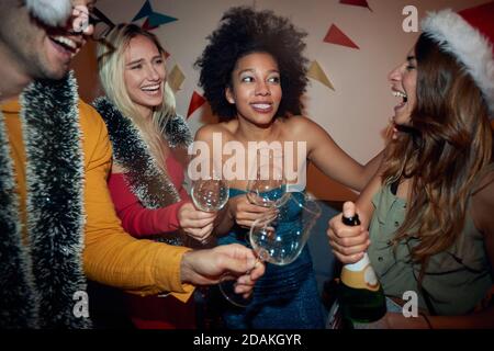 Gruppe von Freunden, die eine Neujahrsparty zu Hause haben Stockfoto