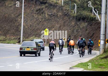 LA CALERA KOLUMBIEN - OKTOBER, 2020: Gruppe von Amateurradfahrern auf der Straße zwischen Bogota und La Calera auf den Bergen in Kolumbien Stockfoto