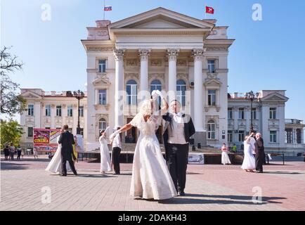 Sewastopol, Russland - 29. September 2020: Ältere Paare tanzen den Walzer über dem Hintergrund des Gebäudes des Lunatscharski Dramatheaters. Frauen in Beautifu Stockfoto