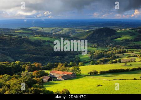 Blick von einem alten Vulkangestein in der Montagne Bourbonnaise im östlichen Teil der Auvergne bei Ferrier sur Sichon. Stockfoto