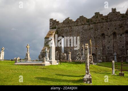 Ein alter Friedhof mit keltischen Kreuzen am Felsen von Cashel Stockfoto