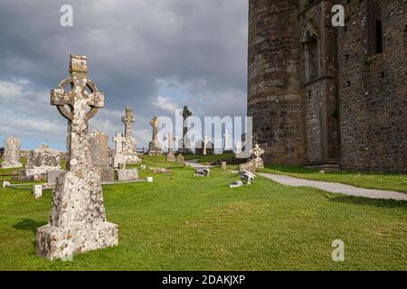 Ein alter Friedhof mit keltischen Kreuzen am Felsen von Cashel Stockfoto