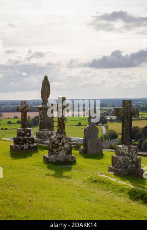 Ein alter Friedhof mit keltischen Kreuzen am Felsen von Cashel Stockfoto