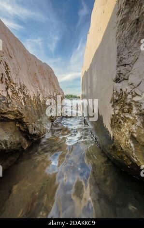 Blick auf das Meer im Wasser in der Mitte Der Felsen Stockfoto