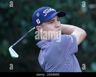 Augusta, Usa. November 2020. Justin Thomas schlägt am Freitag, den 13. November 2020, in der zweiten Runde des Masters-Golfturniers 2020 im Augusta National Golf Club in Augusta, Georgia, auf das 16. Loch ab. Foto von Kevin Dietsch/UPI Kredit: UPI/Alamy Live News Stockfoto
