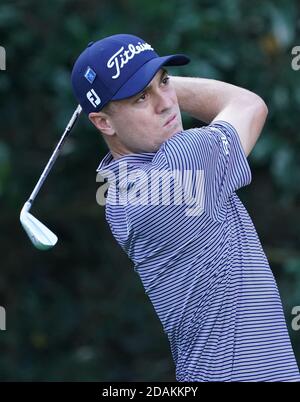 Augusta, Usa. November 2020. Justin Thomas schlägt am Freitag, den 13. November 2020, in der zweiten Runde des Masters-Golfturniers 2020 im Augusta National Golf Club in Augusta, Georgia, auf das 16. Loch ab. Foto von Kevin Dietsch/UPI Kredit: UPI/Alamy Live News Stockfoto