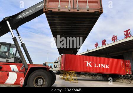 (201113) -- XIAMEN, 13. November 2020 (Xinhua) -- EIN Mitarbeiter fährt einen Container hoch, bevor er in einen chinesisch-europäischen Güterzug nach Hamburg in einem Frachtverteilzentrum im Bezirk Haicang in Xiamen, südöstlich der Provinz Fujian, verladen wird, 13. November 2020. In den ersten drei Quartalen des Jahres 2020, Haicang Station of China Railway Nanchang Group Co., Ltd hat insgesamt gesehen 204 China-Europa Güterzüge, ein Anstieg von 160 perent im Vergleich zum gleichen Zeitraum im Jahr 2019. Der Frachtwert über die Zugdienste erreichte etwa 700 Millionen US-Dollar. (Xinhua/Wei Peiquan) Stockfoto