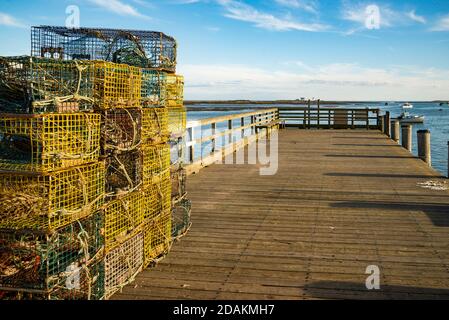 Ein Stapel Hummerfallen und Seil, die an einem Angelpier in Cape Porpoise, Maine, zusammengebunden sind. Stockfoto