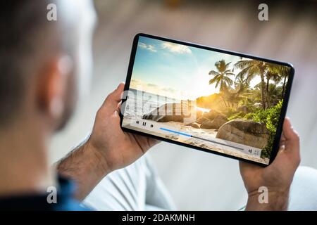 Mann, der Film oder Video auf dem Tablet sieht Stockfoto