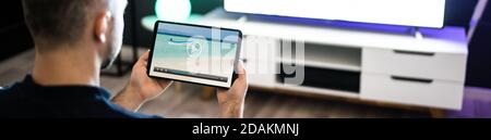 Mann, der Film oder Video auf dem Tablet sieht Stockfoto