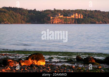 Culzean Castle, Ayrshire, South Ayrshire, Schottland, Großbritannien. Allgemein gilt als das Juwel in der Krone des National Trust of Scotland. Das von Robert Adam entworfene Architekturmeisterstück sitzt hoch auf Klippen mit Blick auf den Firth of Clyde an der Westküste Schottlands Stockfoto