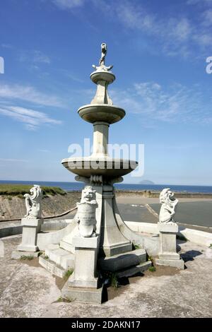 Girvan, Ayrshire, Schottland, Großbritannien , das Clachar Family Memorial erbaut zu einer Zeit, als aufwendige öffentliche Denkmäler waren modisch, dieser Brunnen an der Küste Girvan nicht mehr funktioniert. Es ist jedoch immer noch ein imposantes Denkmal. DIE INSCHRIFT LAUTET: ERRICHTET IN LIEBEVOLLER ERINNERUNG AN IHRE ELTERN CAPTAIN & MRS ALEX CLACHAR UND FAMILIE UND AN IHREN MANN VON MRS CRAWFORD MCCRACKEN MOORSTON GIRVAN APRIL 1927 Stockfoto