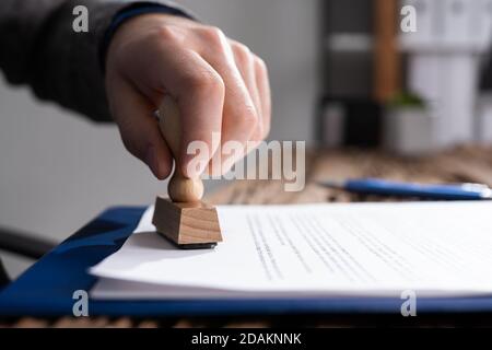 Genehmigter Dokumentstempel Oder Stempel Im Büro Stockfoto