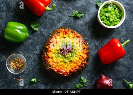 Regenbogen Veggie Paprika Pizzakruste auf blauem Steingrund. Vegetarisch vegan oder gesundes Essen Konzept. Draufsicht, flaches Lay Stockfoto