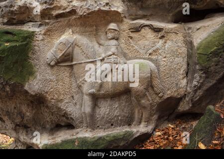 Hussitenführer Jan Žižka im Felsrelief des tschechischen Amateurbildhauers Vojtěch Kopic dargestellt, der von 1940 bis 1978 in den Naturfelsen in der heutigen Kopicova-felsgalerie (Kopicova skalní galerie) in der Nähe des Dorfes Kacanovy im Böhmischen Paradies (Český ráj) geschnitzt wurde. In Nordböhmen, Tschechische Republik. Dieses Felsrelief stammt vermutlich aus den 1970er Jahren. Stockfoto