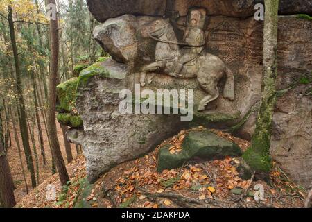 König Georg von Poděbrady, dargestellt im Felsrelief des tschechischen Amateurbildhauers Vojtěch Kopic, der 1975 in den Naturfelsen in der heutigen Kopicova skalní galerie in der Nähe des Dorfes Kacanovy im Böhmischen Paradies (Český ráj) in Nordböhmen, Tschechien, geschnitzt wurde. Stockfoto