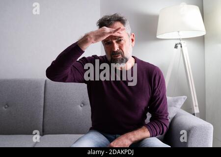 Mann Mit Kopfschmerzen. Gelangweilt Und Traurig Mit Depression Stockfoto