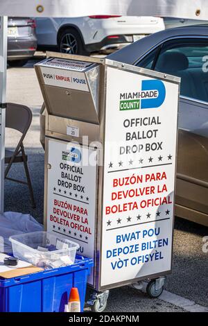 Miami Beach, Florida, frühe Abstimmung in Miami-Dade County, offizielle Wahlurne, Englisch Spanisch, Kreolisch, mehrere Sprachen, Präsidentenelektr Stockfoto
