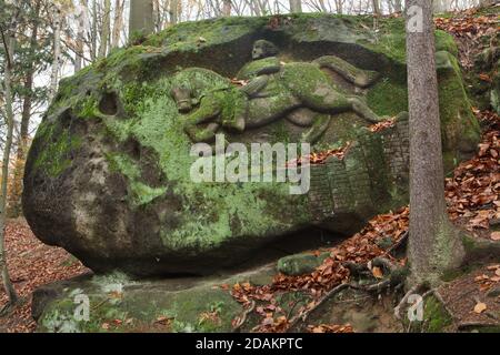 Legendärer Ritter Horymír Flucht auf seinem sprechenden Pferd Šemík dargestellt im Felsrelief des tschechischen Amateurbildhauers Vojtěch Kopic in den Naturfelsen von 1940 bis 1978 in der Gegend, die heute als Kopic skalní Rock Gallery (Kopicova   galerie) in der Nähe des Dorfes Kacanovy im Böhmischen Paradies bekannt ist (Český ráj) in Nordböhmen, Tschechische Republik. Dieses Felsrelief stammt vermutlich aus den 1970er Jahren. Stockfoto