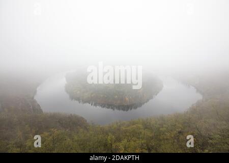 Biegung der Moldau bekannt als Solenice Horseshoe Bend (Solenická podkova) aus dem Altán Aussichtspunkt (Vyhlídka Altán) in der Nähe von Solenice in Mittelböhmen, Tschechische Republik. Stockfoto