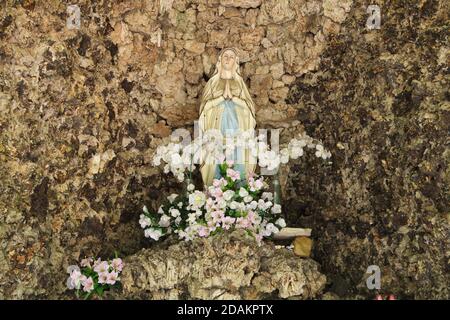 Statue unserer Lieben Frau von Lourdes auf dem Hauptaltar in der Felskapelle im Modlivý důl (Betental) bei Svojkov im Lausitzer Gebirge in Nordböhmen, Tschechische Republik. Die Felskapelle ist unserer Lieben Frau von Lourdes gewidmet. Stockfoto