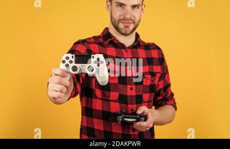 Wir spielen zusammen. Entspannen Sie sich zu Hause. Mann spielen Videospiele. Konsole Controller Joystick. Fußball oder Fußballspiel im Fernsehen. Computerspiel spielen. Junger Mann halten Spiel-Controller, um Videospiele zu spielen. Stockfoto