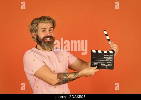 Comedy oder Drama. Film ansehen. Filmregisseur. Schauspielercasting. Aufnahmeszene. Lieblingsserie. Kinoproduktion. Kreativer Produzent. Bärtiger Mann hält Filmklapper. Filmhersteller. Platz für das Kopieren auf dem Clapperboard. Stockfoto