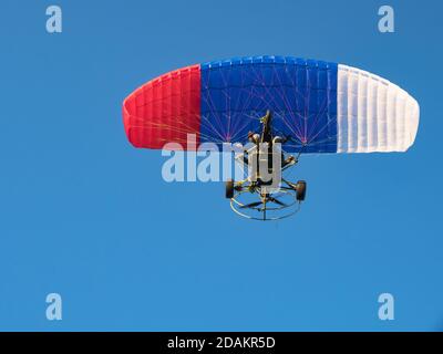 Extremsport. Angetriebener Fallschirm gegen den blauen Himmel. Stockfoto