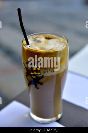 Glas Eiskaffee mit Stroh Stockfoto