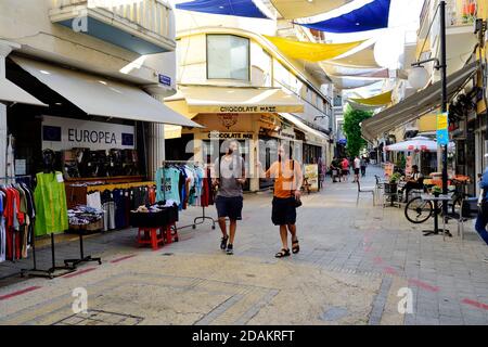 Straßenszene in der Altstadt Nicosia Fußgängerzone, Zypern mit lokalen Geschäften Stockfoto