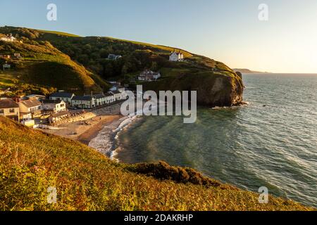 Ebbe am Strand von Llangrannog, einem beliebten Touristenziel an der Küste von Ceredigion, Wales Stockfoto