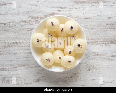 Indische Rasgulla Dessert. Süß serviert in einer Schüssel, Draufsicht. Stockfoto