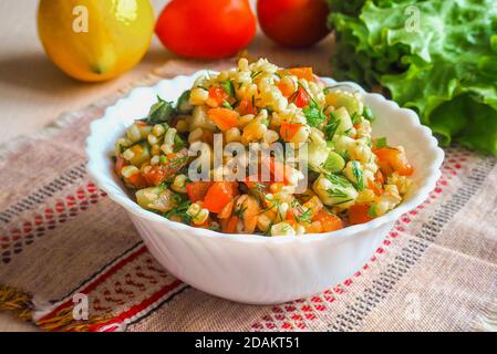 Frischer Salat zum Mittagessen mit Gemüse und Bulgur. Einfache und nützliche rustikale Küche. Stockfoto