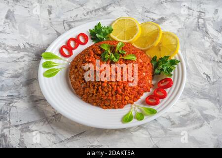 Bulgur Weizenpilaf mit Kichererbsen und Gemüse. Stockfoto