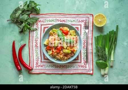 Frischer Salat zum Mittagessen mit Gemüse und Bulgur. Einfache und nützliche rustikale Küche. Stockfoto