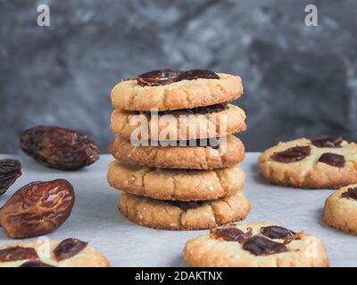 Frisch gebackene Tahini und Sesamsamen mit Datteln. Stockfoto