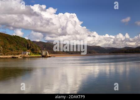 BARMOUTH, WALES - 1. OKTOBER 2020: Blick auf den Fluss Mawddach vom Barmouth Viadukt im Herbst Stockfoto