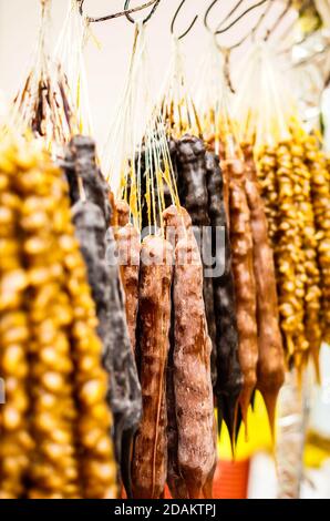 Traditionelle georgische Wurst-förmige Bonbons, die churchkhela, auch genannt die Georgische snickers Stockfoto