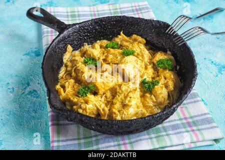 Chicken Tikka Masala würzige Curry Fleisch Lebensmittel in einem Braten Schwenken Stockfoto