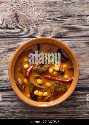 Geschmortes Fleisch mit Bulgur und Kichererbsen in roter Sauce mit Datteln und Rosinen. Stockfoto