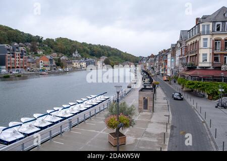 Dinant, Belgien - Oktober 13 2020 : die Straßen der schönen Stadt Dinant Heimat von Adolphe Sax, Erfinder des Saxophons. Stockfoto