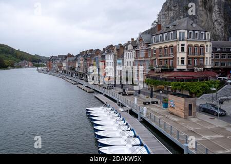 Dinant, Belgien - Oktober 13 2020 : die Straßen der schönen Stadt Dinant, Heimat von Adolphe Sax, Erfinder des Saxophons. Stockfoto