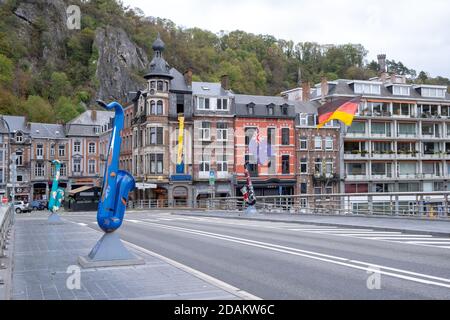 Dinant, Belgien - Oktober 13 2020 : die Straßen der schönen Stadt Dinant Heimat von Adolphe Sax, Erfinder des Saxophons. Stockfoto